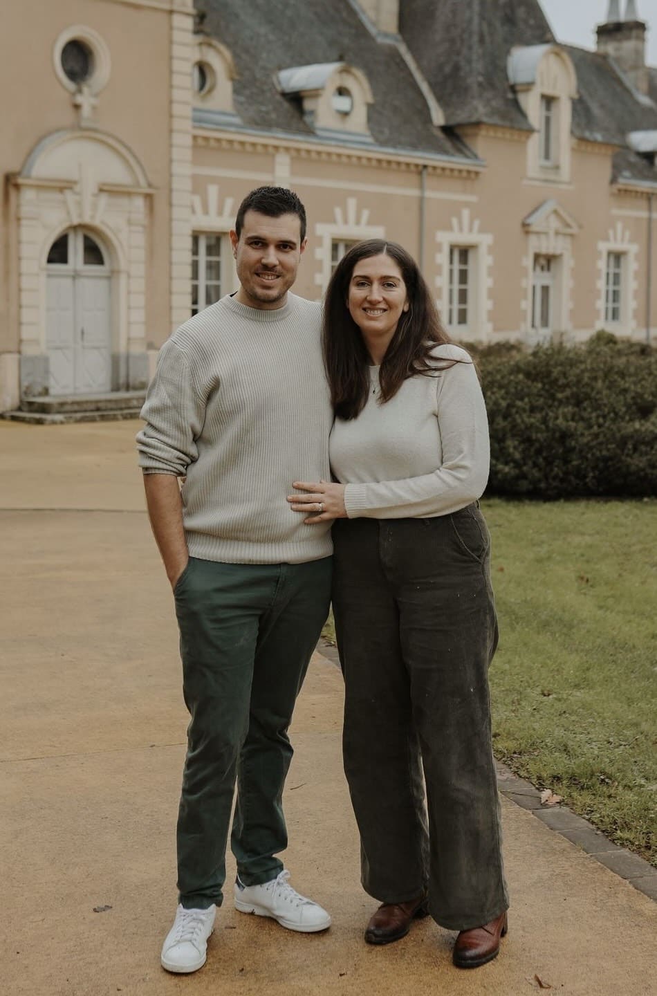Anne-Claire et Ludovic, propriétaires du domaine du château de la châsse